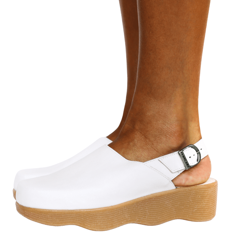 Famolare Clog Heaven Snow white leather clog featuring a padded footbed, classic closed-toe silhouette, and signature recycled rubber wave sole.