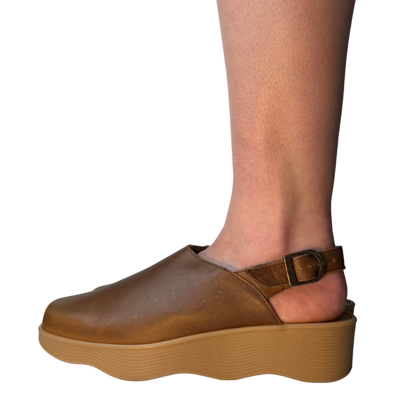 Famolare Clog Heaven Earth leather clog featuring a cushioned footbed and the signature recycled rubber wave sole.